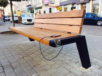 TR 06 Лавочка консольного типу , має USB зарядку з двох сторін та нижню підсвітку .